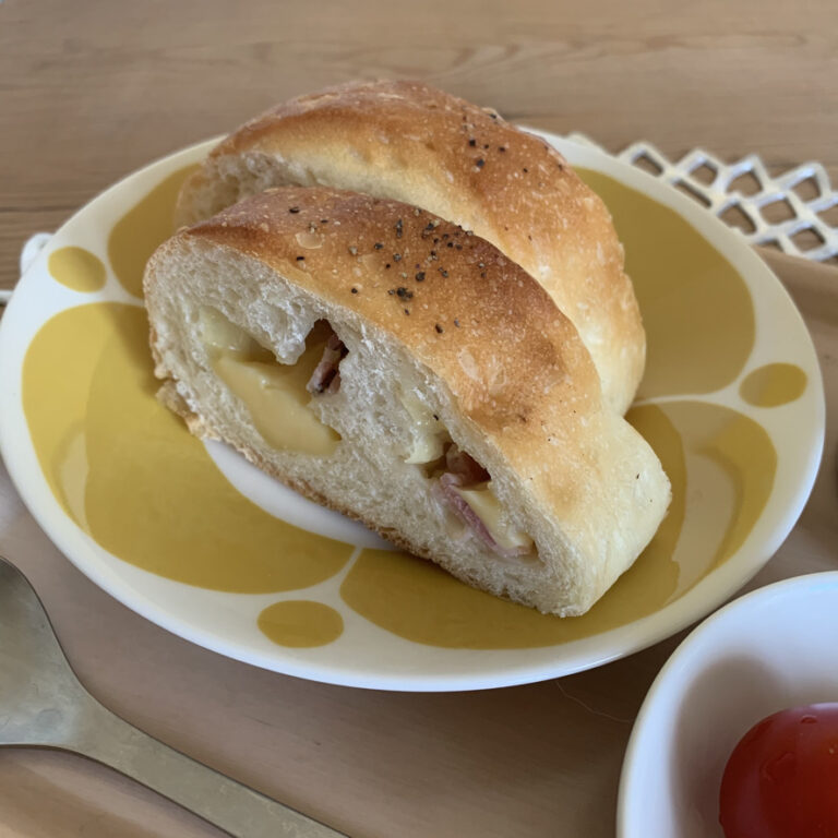 今日のテレワークランチ。久しぶりのJohanのパンとキャンベルスープ。 ネコとおひとりぐらし