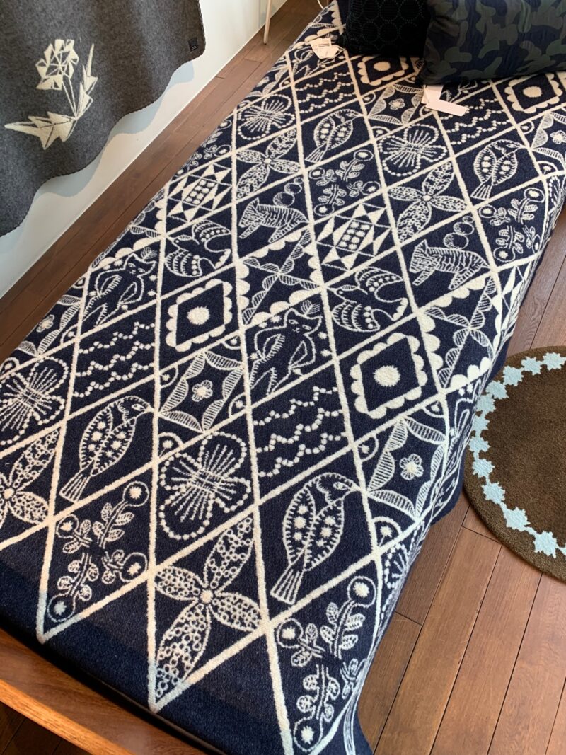 minaperhonen symphony navy blanket