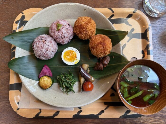 ミナペルホネン Pukuu食堂 elävä コロッケとおむすびのプレート